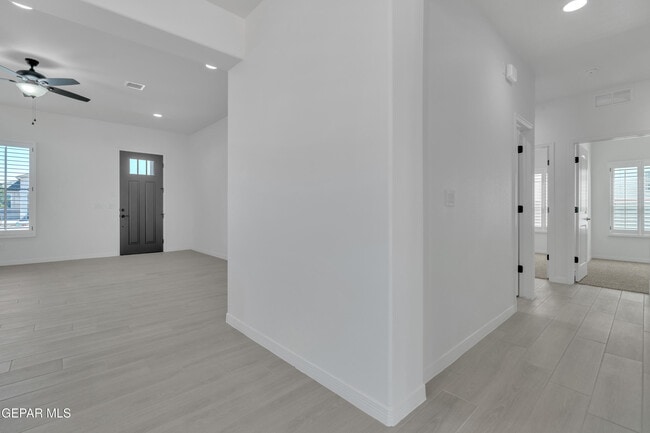 Building Photo - 14936 Hill Ridge Ct