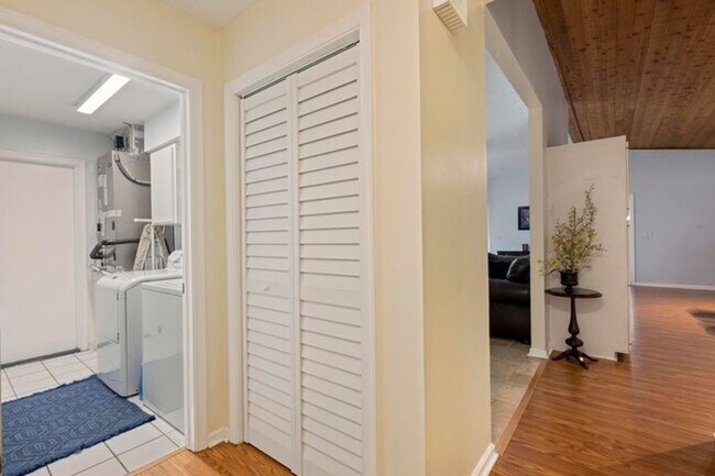 Building Photo - 756 Juniper Pl