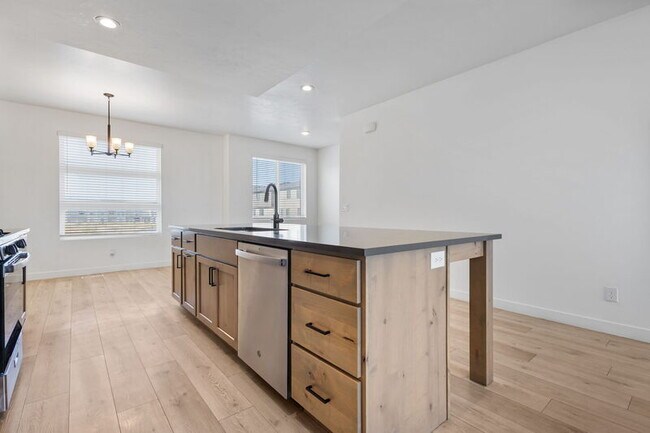Building Photo - 868 W 480 S