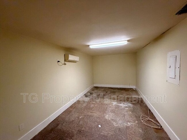 Building Photo - 7045 Prellie St