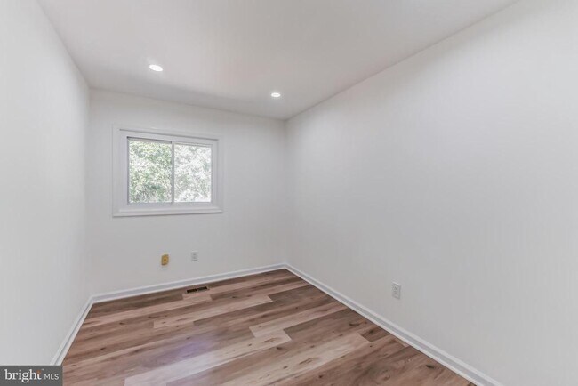 Building Photo - 630 Clearwater Ct