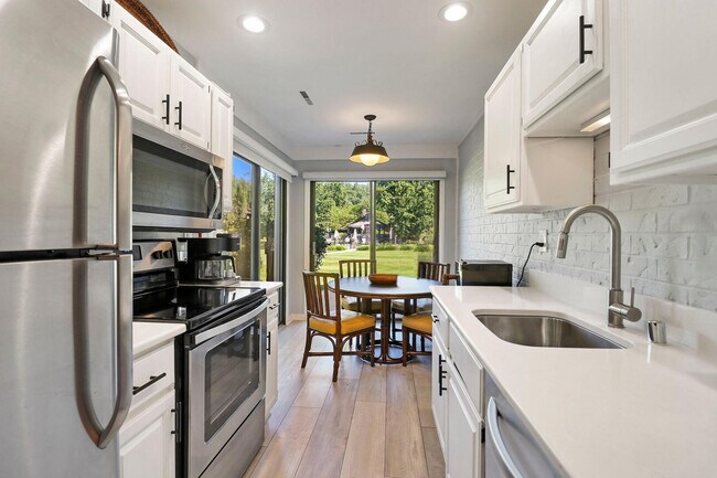 Building Photo - 31 Abbey Villa Cir