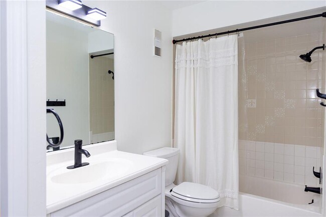 Building Photo - 1794 S Park Ave