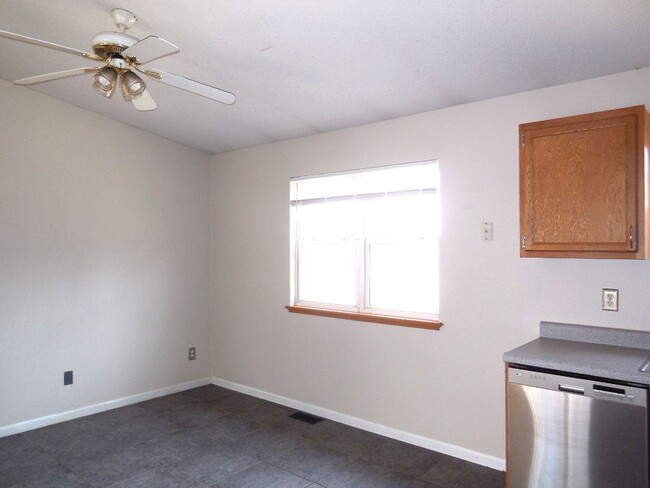 Building Photo - 3 Bedroom 2 Bath Bi-Level Home w/ Two Car ...