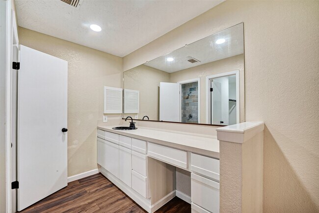 Building Photo - 711 Leicester Ln