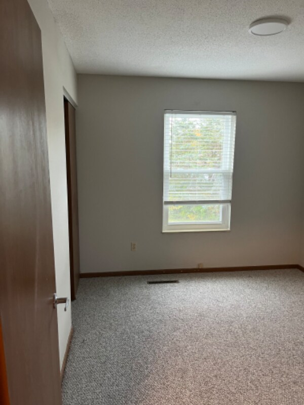 Building Photo - 128 White Pine Ave