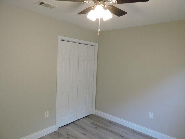 Building Photo - 125 Louise Dr