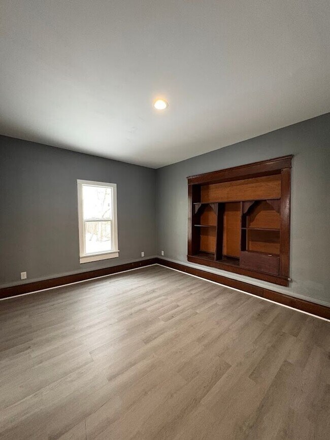 Building Photo - Three bedroom two bathroom home for rent