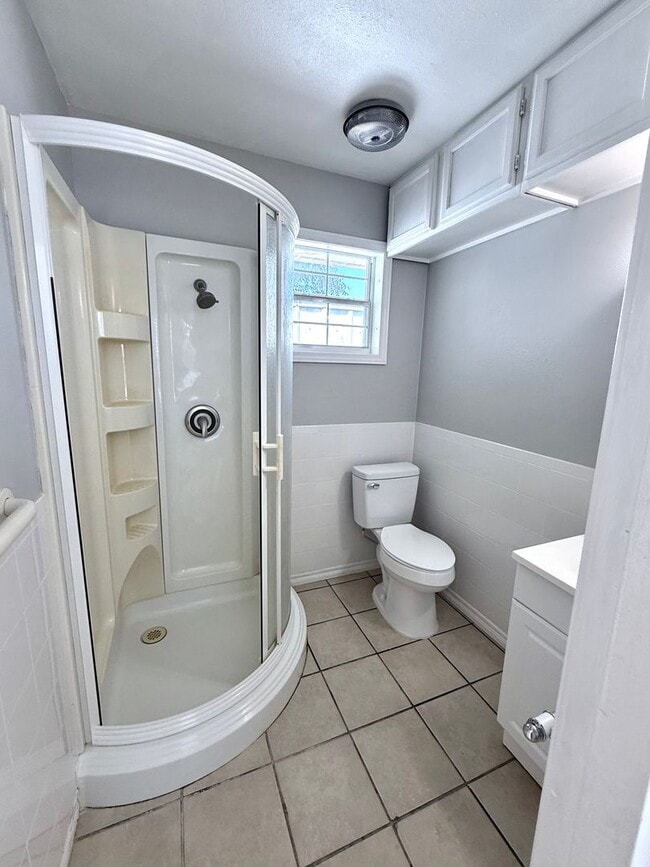 Building Photo - Large 5BD 3.5BA Home w/ Bonus ADU close to...