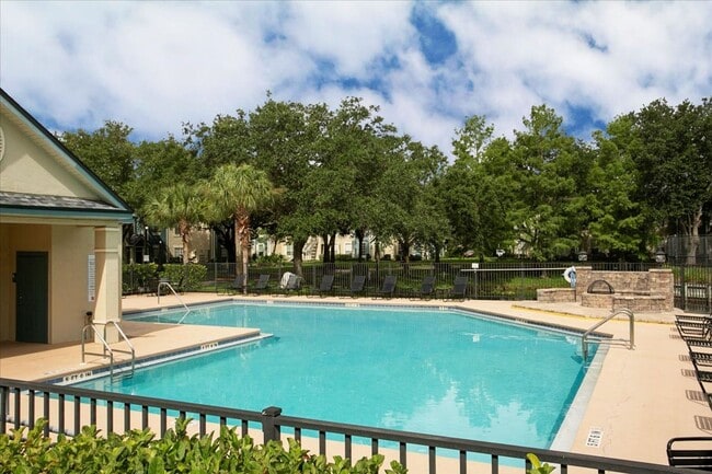 Building Photo - Terrific Bishops Court Townhouse!