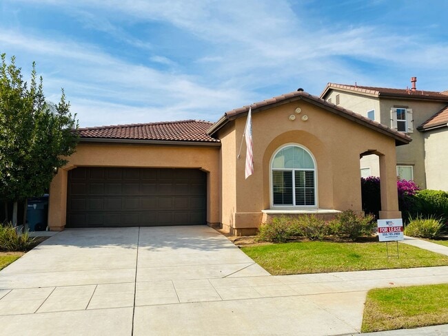 Building Photo - $2,250 International & Chestnut 3 Bed - N....