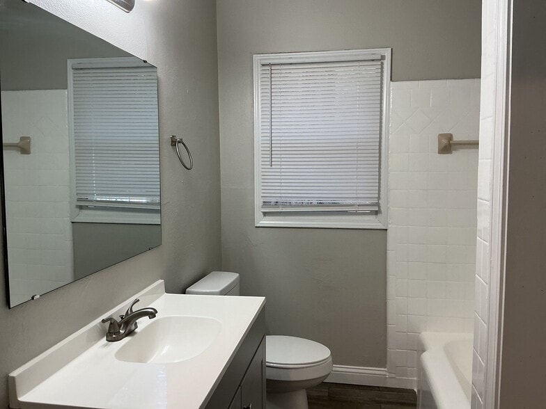 Building Photo - 121 Iris Dr