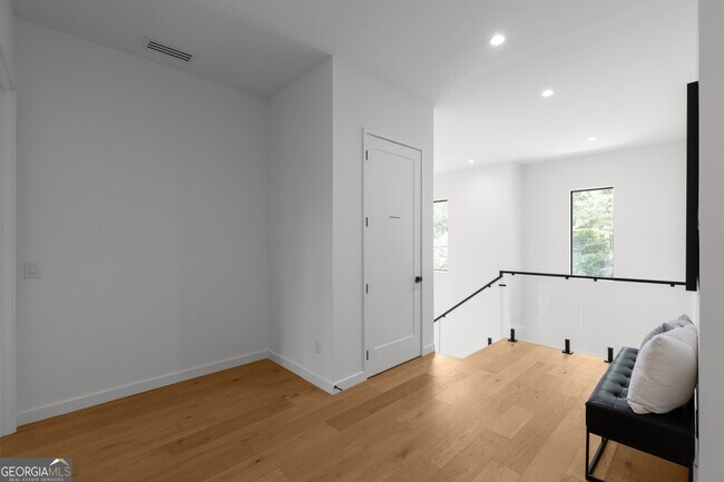 Building Photo - 3293 Lenox Pl NE