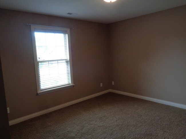 Building Photo - 2702 Comstock Dr