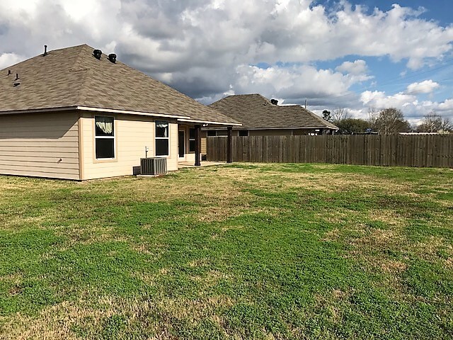 Building Photo - Beautiful Well Kept Home In Savannah Place...