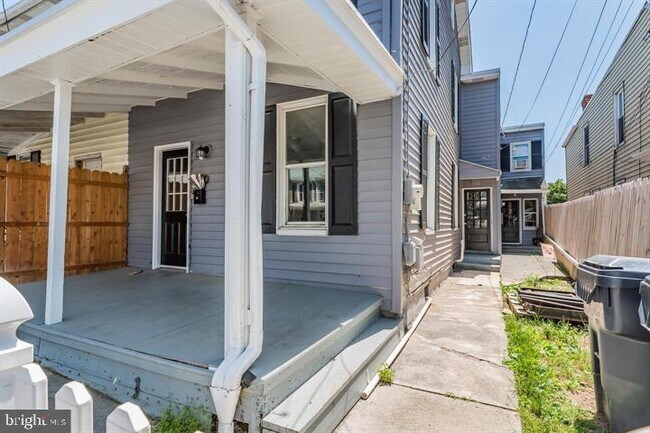 Building Photo - 220 Lincoln St