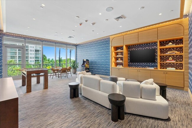 Building Photo - 2655 S Bayshore Dr