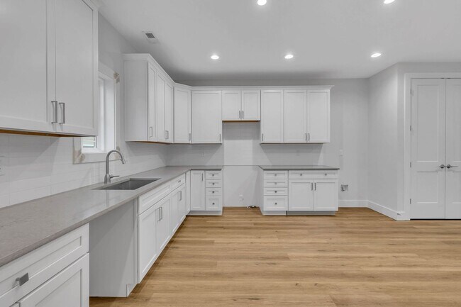 Building Photo - 425A Veritas St.