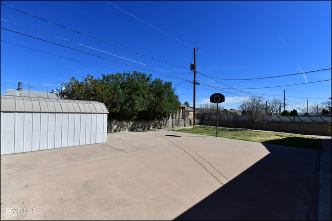 Building Photo - 4749 Tropicana Ave