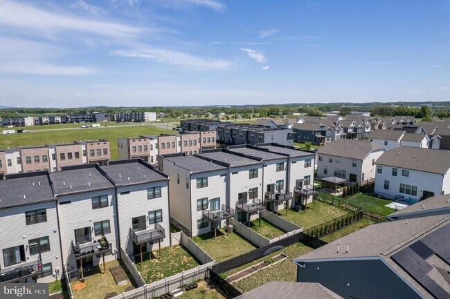 Building Photo - 870 Amity St