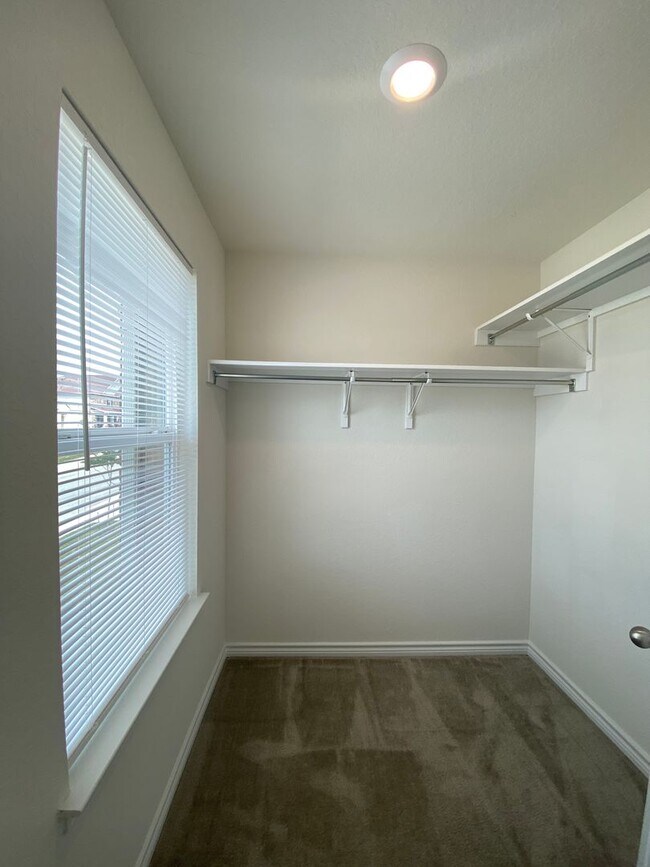 Building Photo - EDGEBROOK