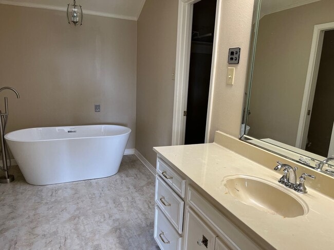 Building Photo - Beautiful Town South 4BR/4BA