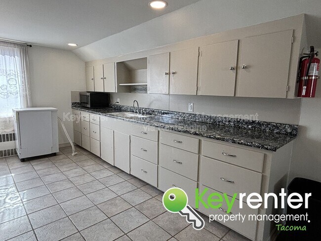 Building Photo - 1207 N Oakes St