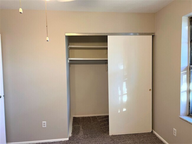 Building Photo - Updated 2 bedroom Townhome - University City
