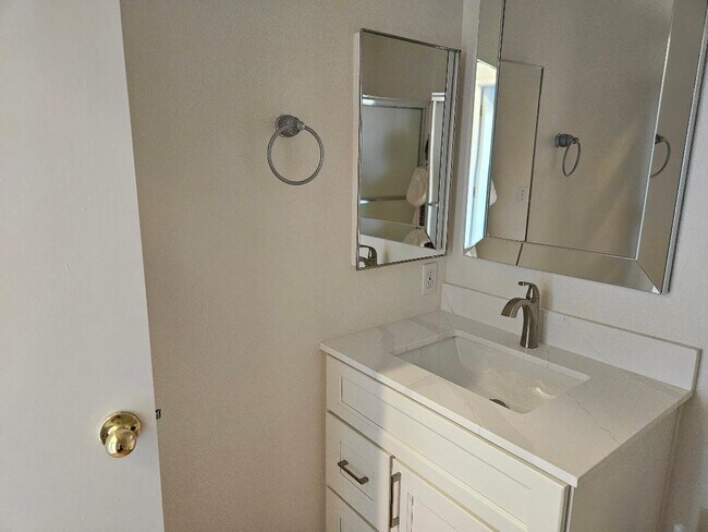 Building Photo - 2112 Carpinteria Dr