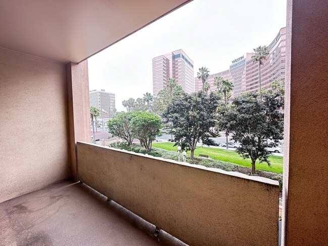 Building Photo - Modern Downtown Long Beach Condo with Ocea...