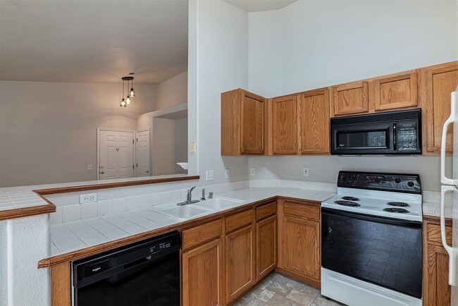 Building Photo - 2 bed, close to Ft Carson, newer paint and...