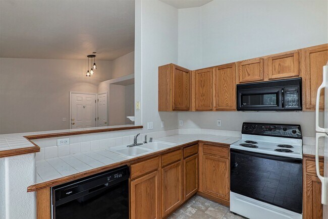 Building Photo - 2 bed, close to Ft Carson. Top Floor unit, Available now
