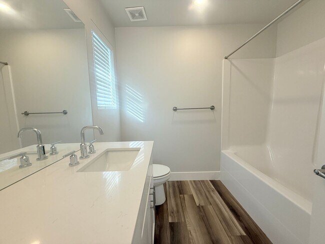 Building Photo - Beautiful 3-Bedroom + Bonus Loft Home in B...