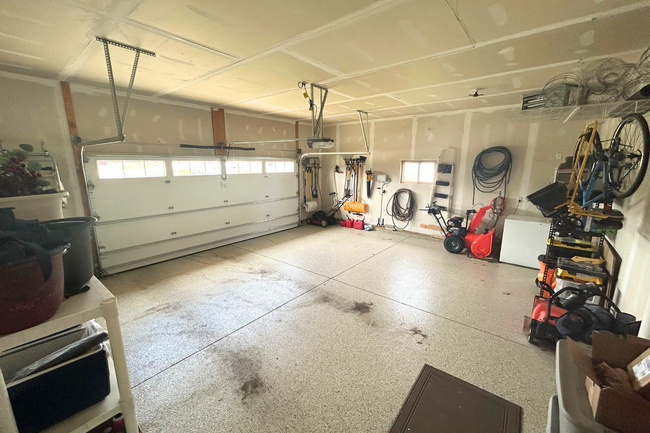 Building Photo - Spacious & Stylish Home in a Prime Location!
