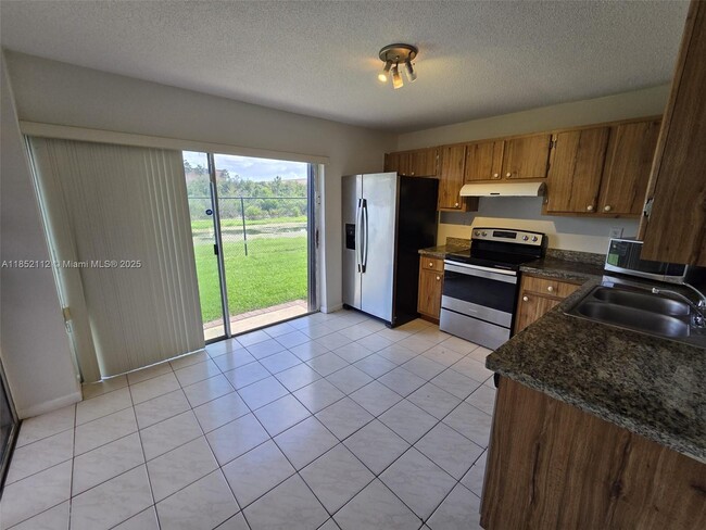 Building Photo - 9430 S Meadows Cir