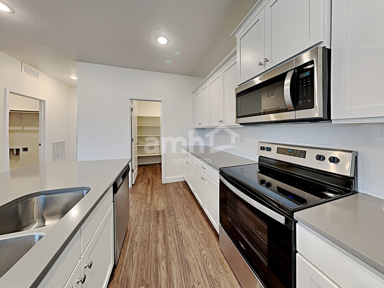 Building Photo - 981 N Barkvine Ave