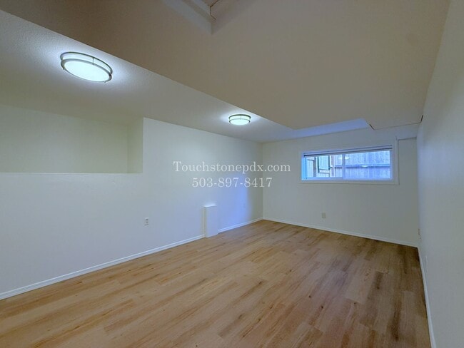 Building Photo - 980 NW Wallula Ave