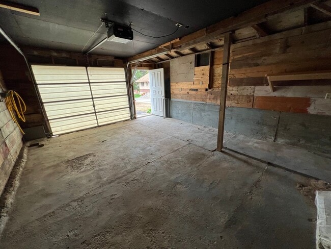 Building Photo - 1-2 Bedroom 1 Bath House with Garage, Newl...