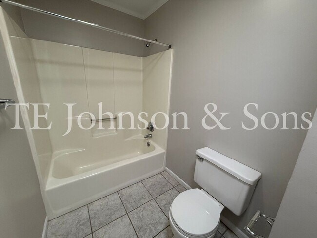 Building Photo - Charming 3 Bedroom Home Near Country Club ...