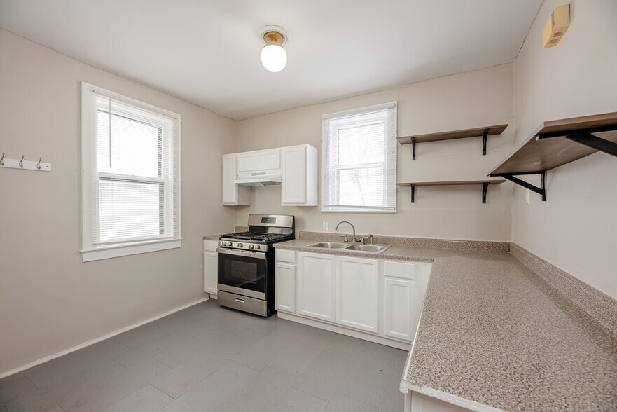 Building Photo - 57 Anthony St