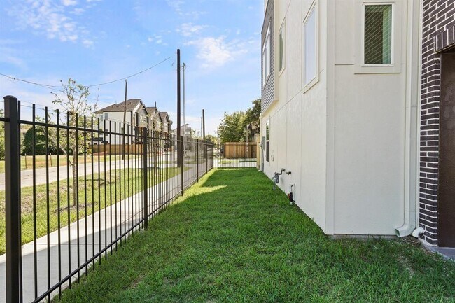 Building Photo - 2905 Nagle St