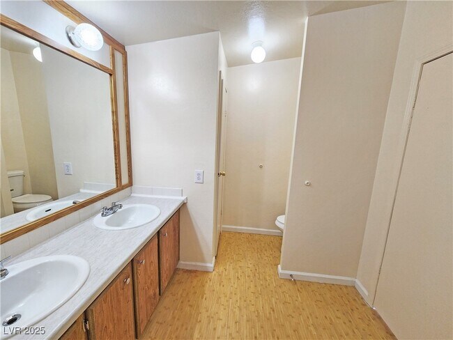 Building Photo - 1550 W Irons St