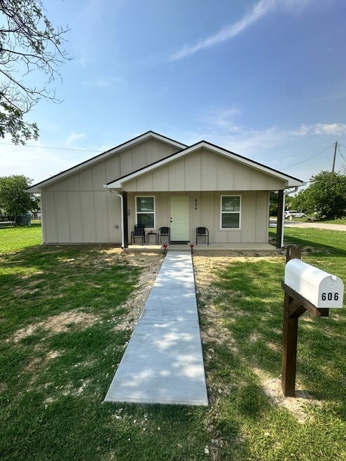 Building Photo - 606 W Duncan Ave