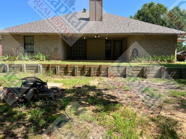 Building Photo - Spacious 4 Bedroom