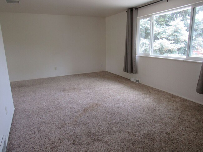 Building Photo - Spacious Bi Level home backing to open space