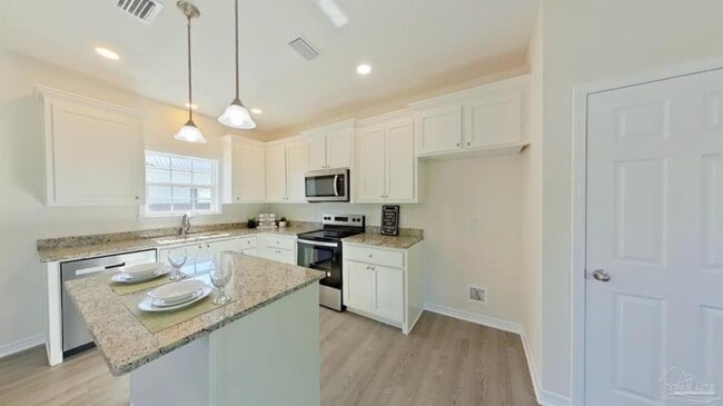 Building Photo - 2 bedroom in PENSACOLA FL 32501