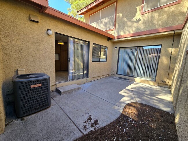 Building Photo - An Amazing Henderson 3 Bedroom Townhome!!