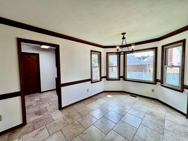 Building Photo - 4 bedroom ranch in the desirable Bellamy W...