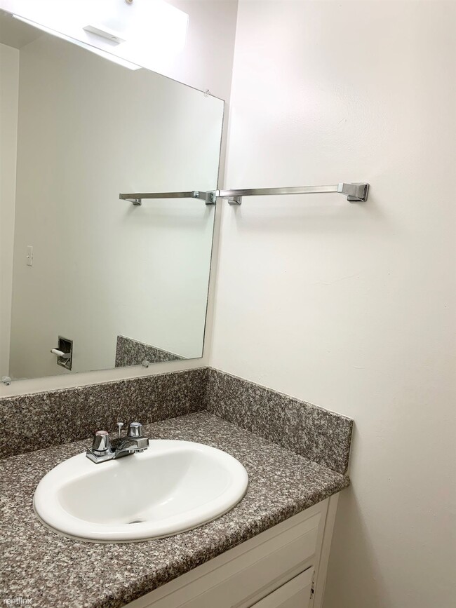 Building Photo - 2 br, 1.5 bath  - WestPark Apartment Homes