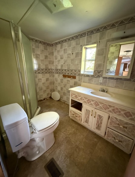 Building Photo - 615 S Bell St